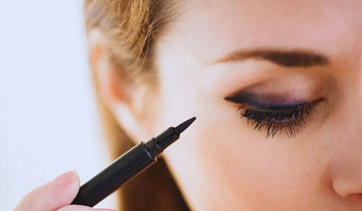 harmful effects of eyeliner for teen girls