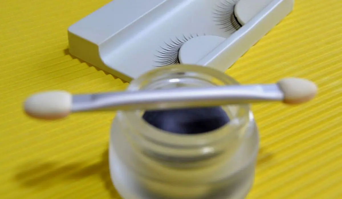 Risk Factors While Using Eyelash Growth Serums